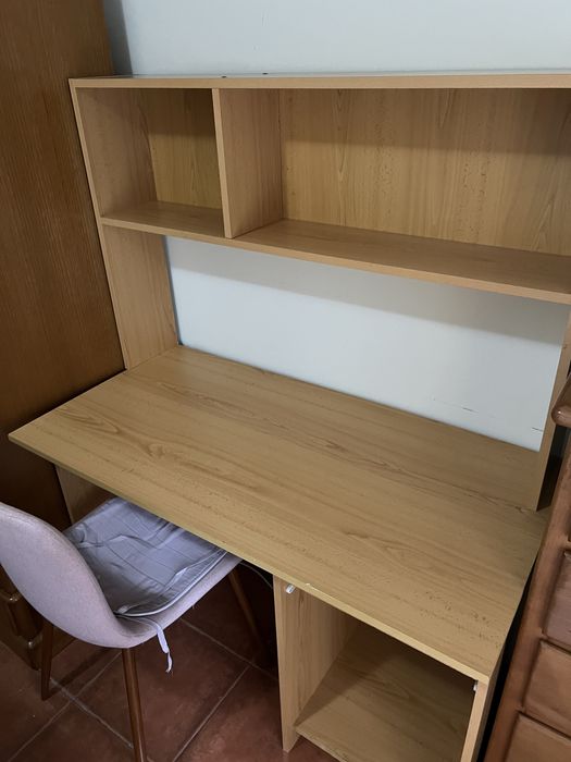 Secretária com estante e gaveta