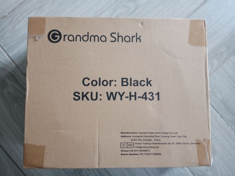 Czarny plastikowy wieszak Grandma Shark 50 szt