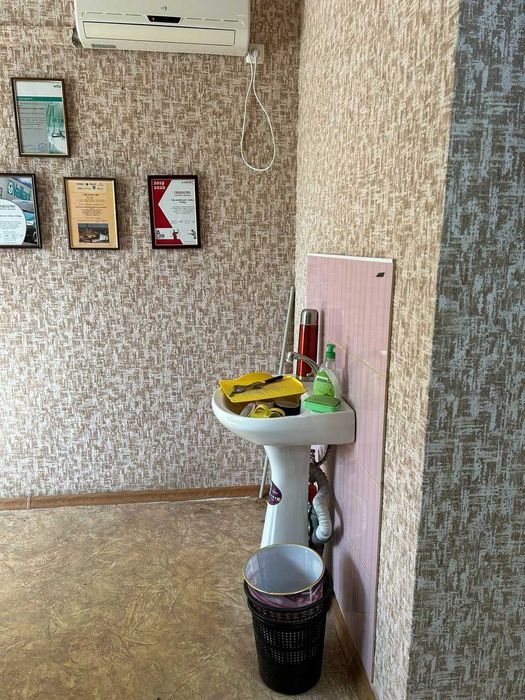 Продаю  будівлю магазину з офісними приміщеннями