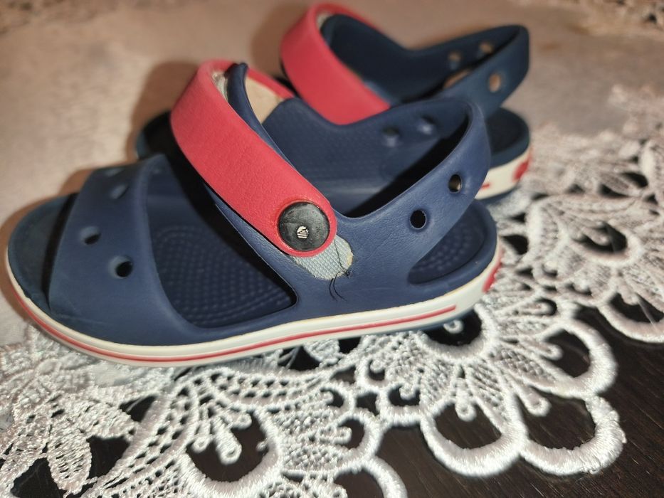 Sandałki crocs 23