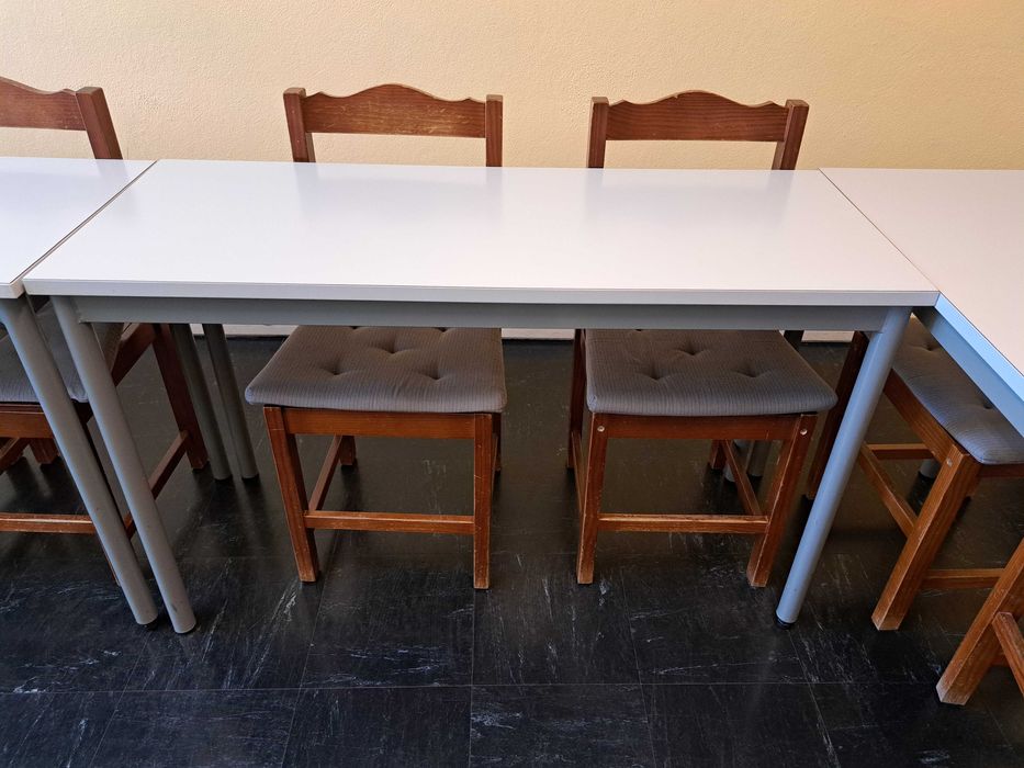Cadeiras e mesas de sala de aula