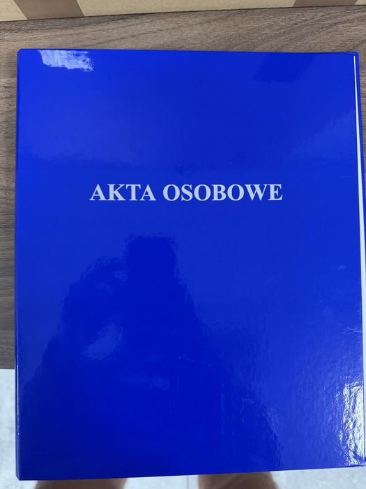 Solidny segregator ringowy do przechowywania i ochrony akt osobowych