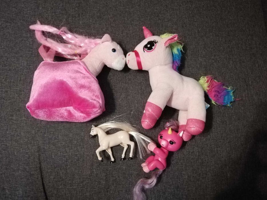 2 jednorożce, kucyk i konik