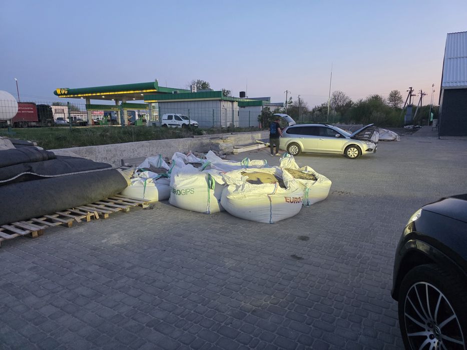 Продам штучне футбольне поле.Б.у.Стан задовільний.