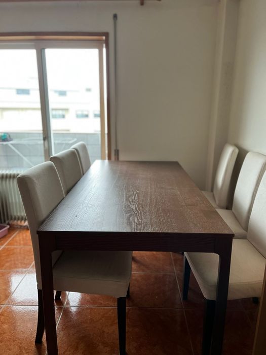 Mesa extensível de 6/8 lugares com cadeiras Ikea