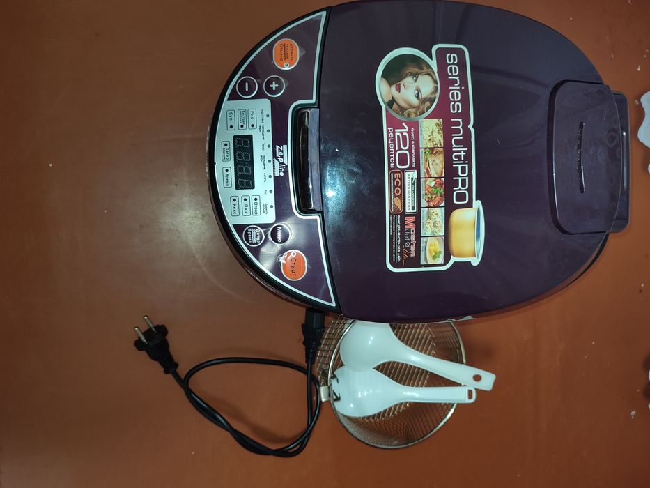 Мультиварка практически новая