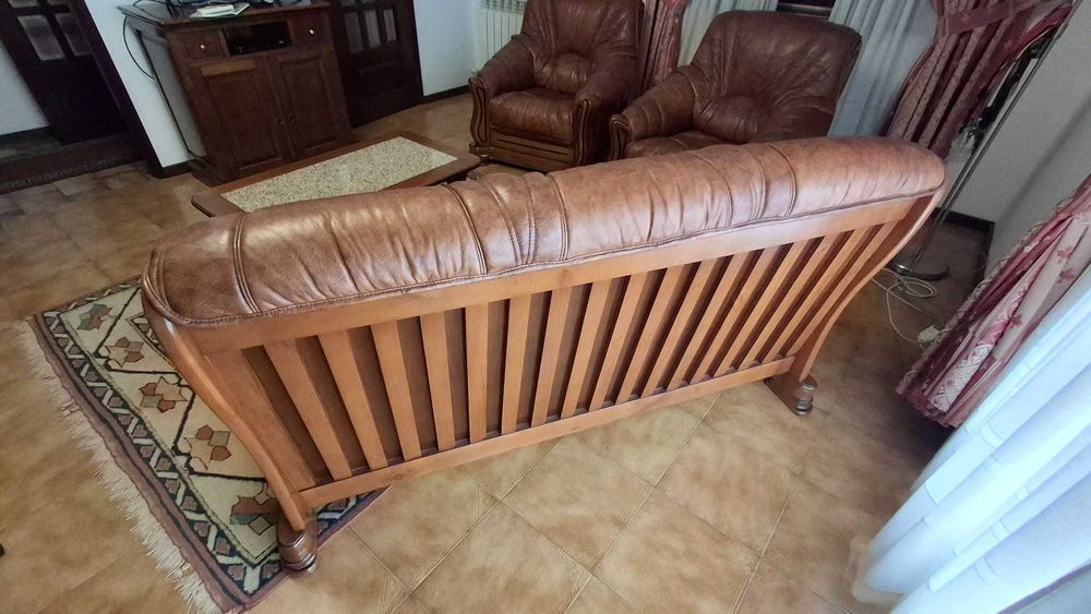 Sofas de couro e madeira maciça