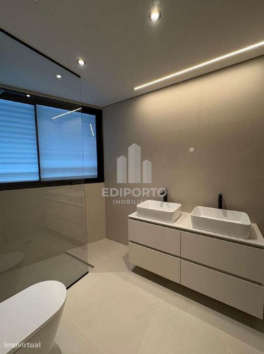 Exclusivo T1 com Varanda de 28m² e Arquitetura de Autor – S. Cosme, Go