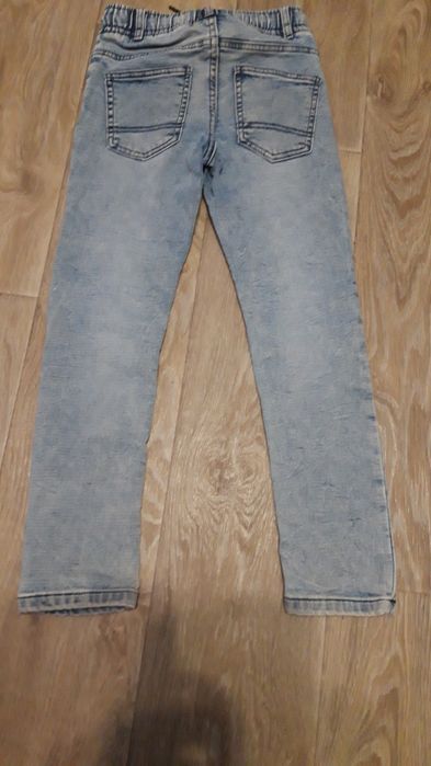 Джинсы тёмно синие и голубые на мальчика.