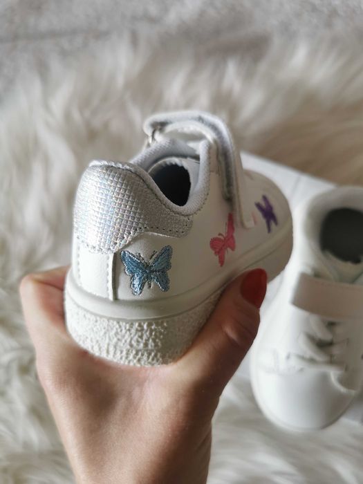 Białe dziecięce sneakersy