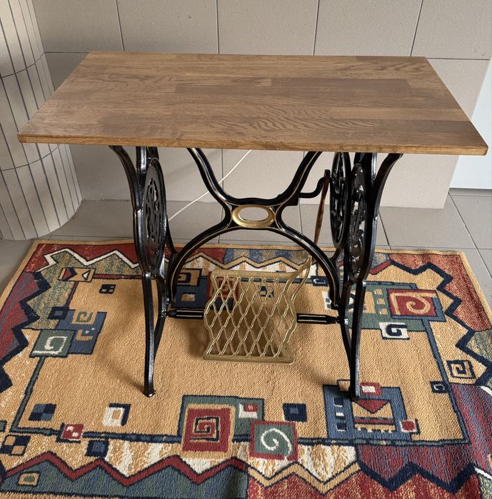 Mesa de nadeira maciça em pés Singer