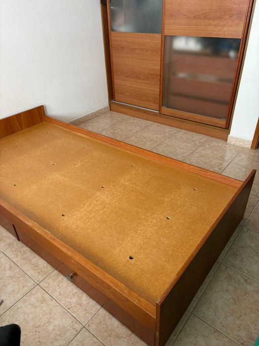 Cama de criança com secretária