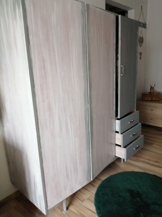 Szafa PRL na nóżkach