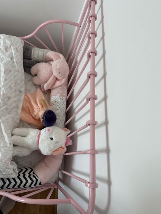 Cama ikea rosa com colchão