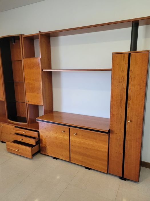 Armário espaçoso de sala