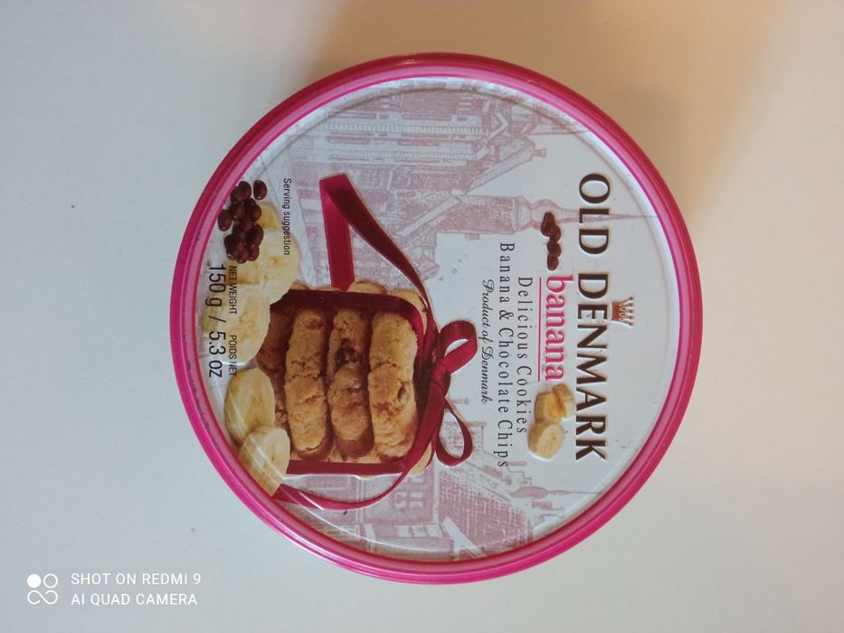 Металлические банки из под чая и печенья.