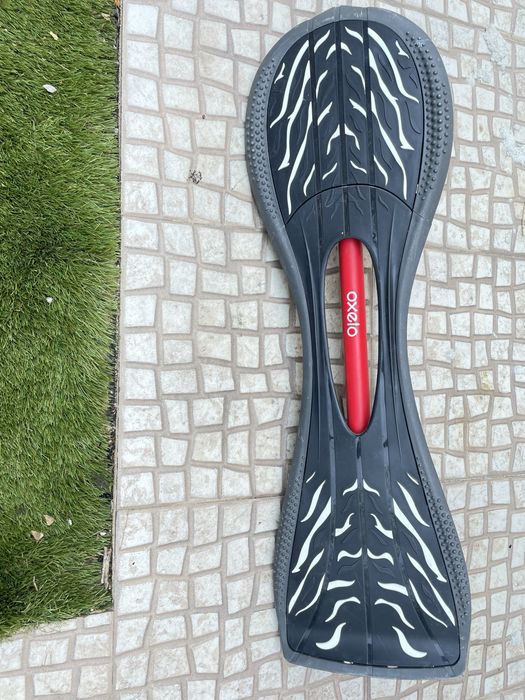 Skate oxelo de duas rodas.