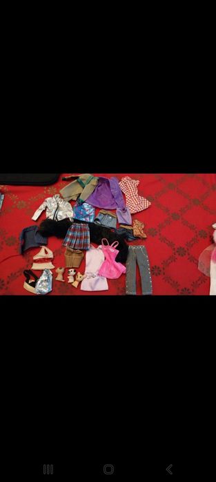 Lote de roupas e acessórios de Barbie (ver todas as fotos)