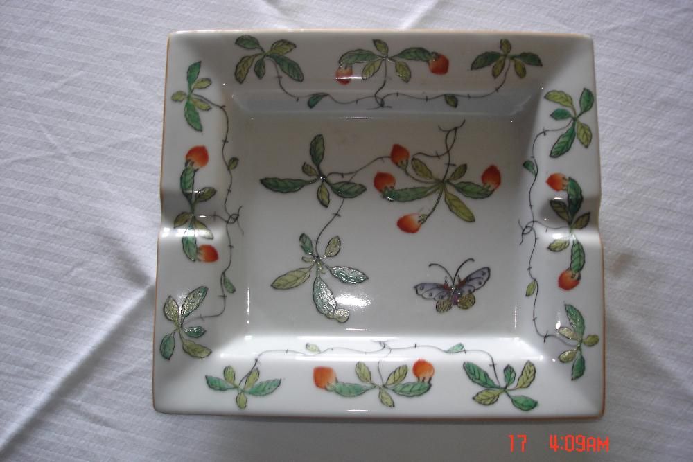 Cinzeiro em Porcelana Chinesa com Ramos Verdes e Insectos