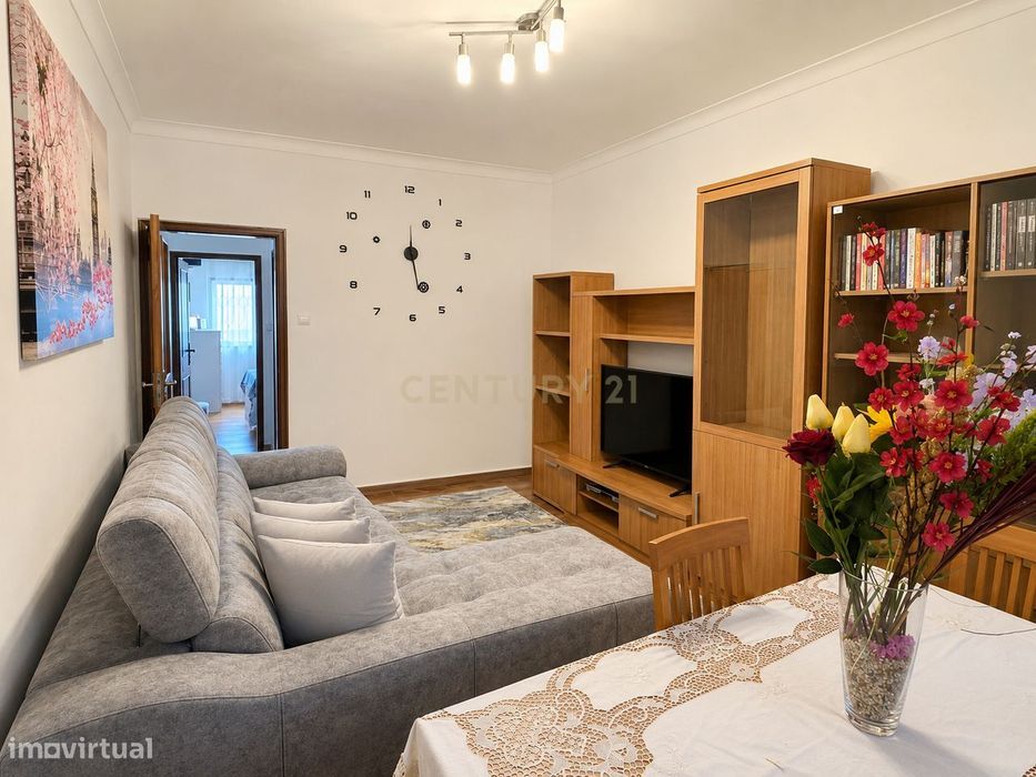 Apartamento T2 com terraço junto à Escola Secundária de São Pedro da C