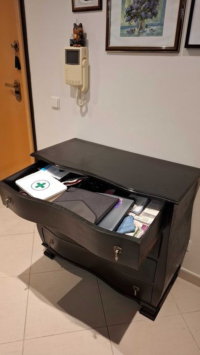 Cómoda preta de madeira