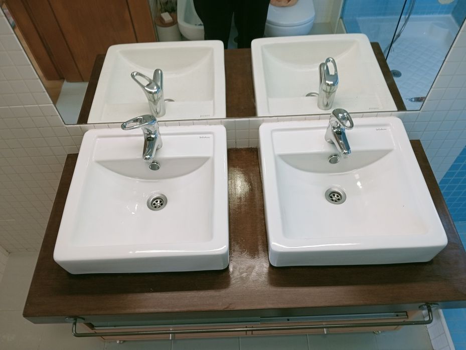 Bancada de Madeira maciça com dois lavatórios e duas torneiras.
