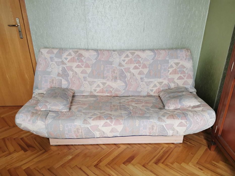 Sofa rozkładana z pojemnikiem