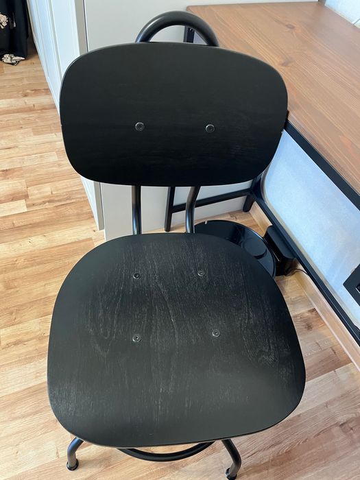 Czarne krzesło obrotowe Ikea