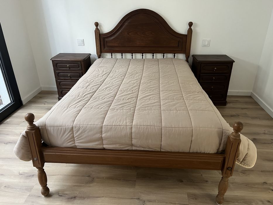 Cama com mesinhas de cabeceira + colchão