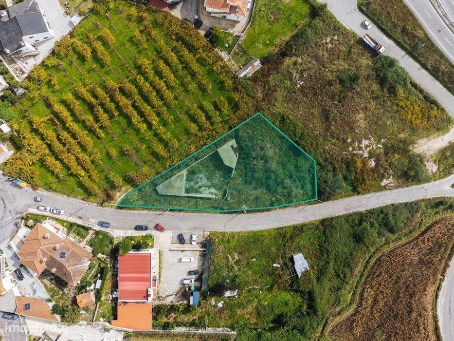 Terreno com construção com 1.478 m² em Lousada
