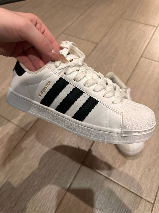 Продам женские Adidas SuperStar