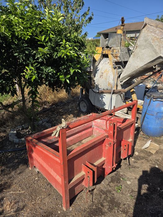 Trator com alfaias