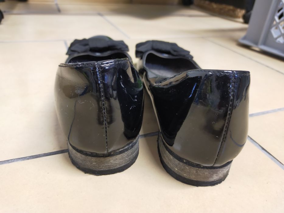 Butki lakierki czarne z kokardą nr 38