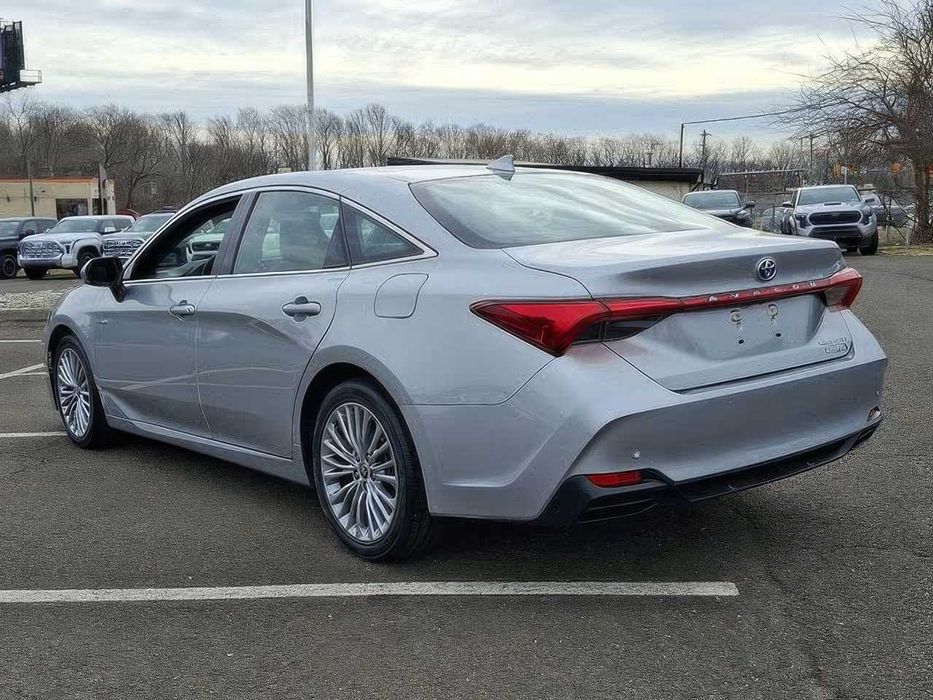 Toyota Avalon Hybrid XLE      2021