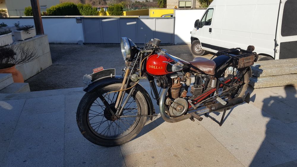 Moto Dóllar clássica antiga com matrícula da época nacional