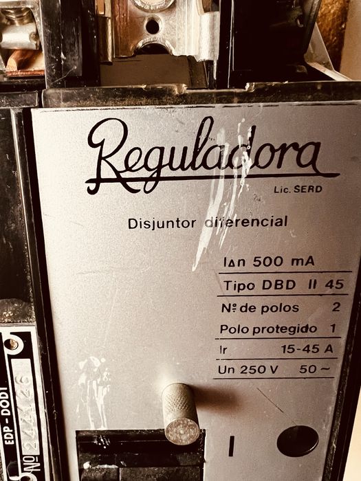 Antigo disjuntor marca Reguladora