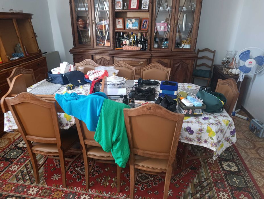 Mesa e 8 cadeiras de madeira