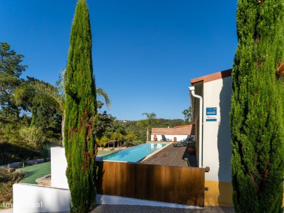 Moradia T6 + dois apartamentos T2 a 5Km de São Martinho do Porto