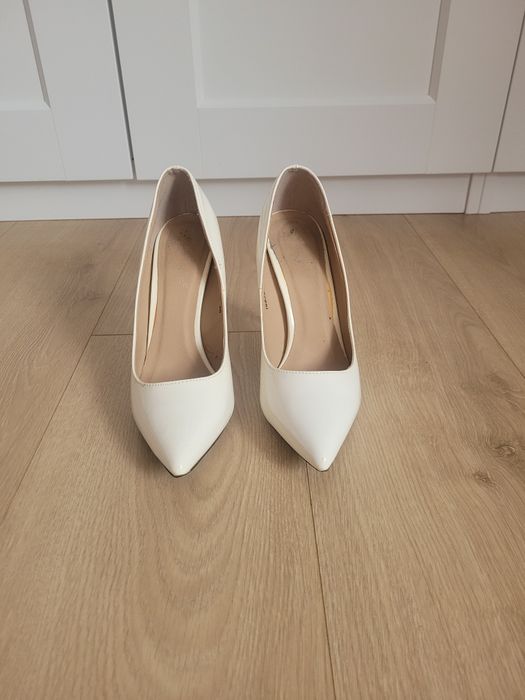 Buty na obcasie czółenka na szpilce lakierowane ecru kremowe 36