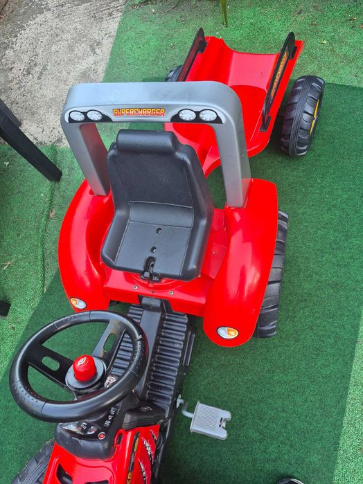 Trator a pedal para criança