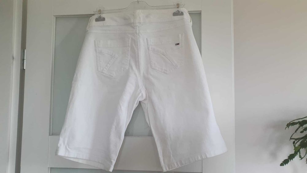 TOMMY HILFIGER szorty, spodenki białe, rozm 8 (40/42)