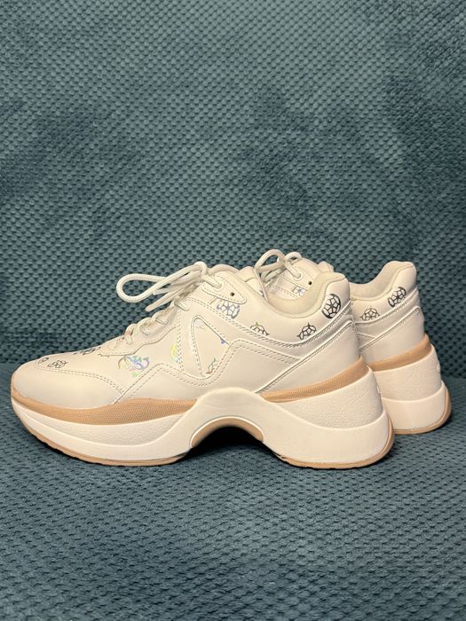 Guess sneakersy 39 beżowe monogram platforma