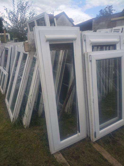 Okna dwuskrzydłowe oraz balkonowe złoty dąb od zewnątrz