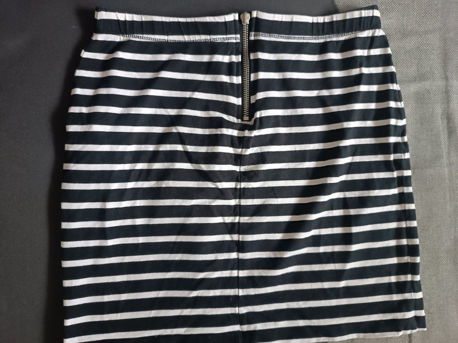 Spódniczka krótka w paski rozm. M na zasuwaku z tyłu.