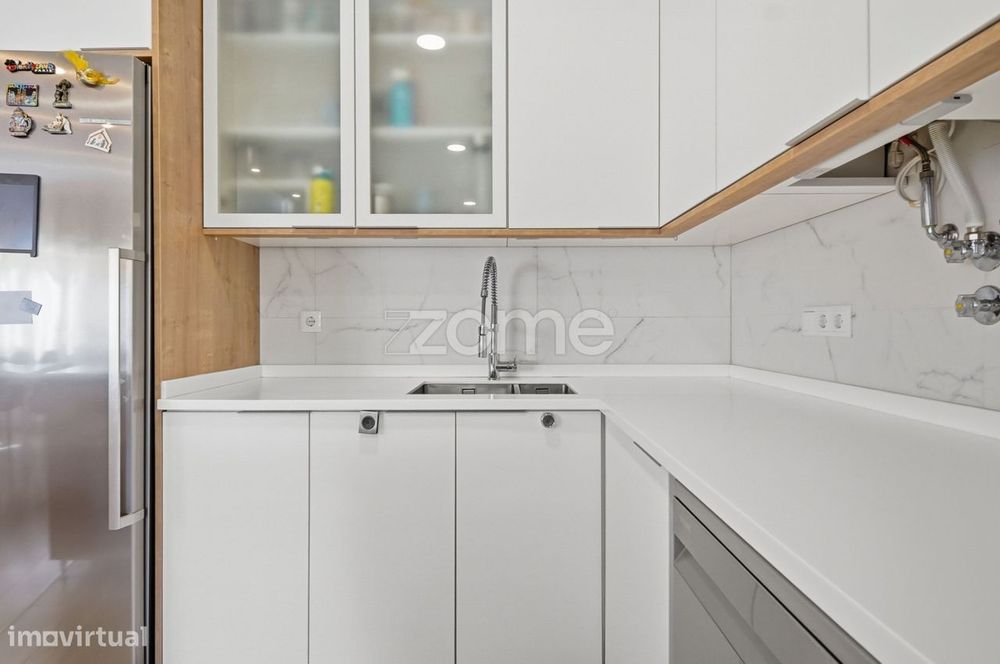 T2 remodelado com 108 m² em Carnaxide, junto à Escola Secundária