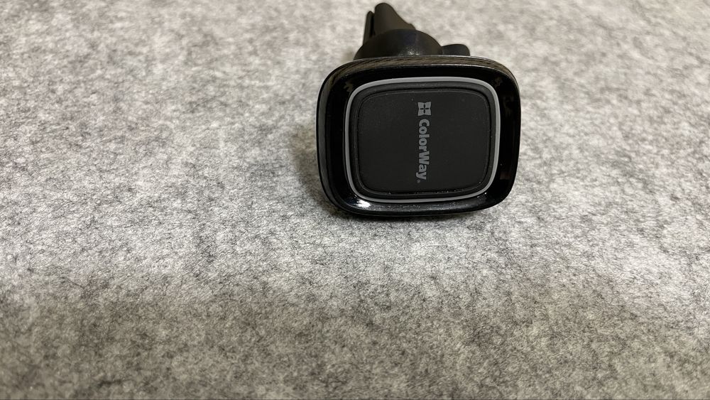 Магнітний тримач в автомобіль