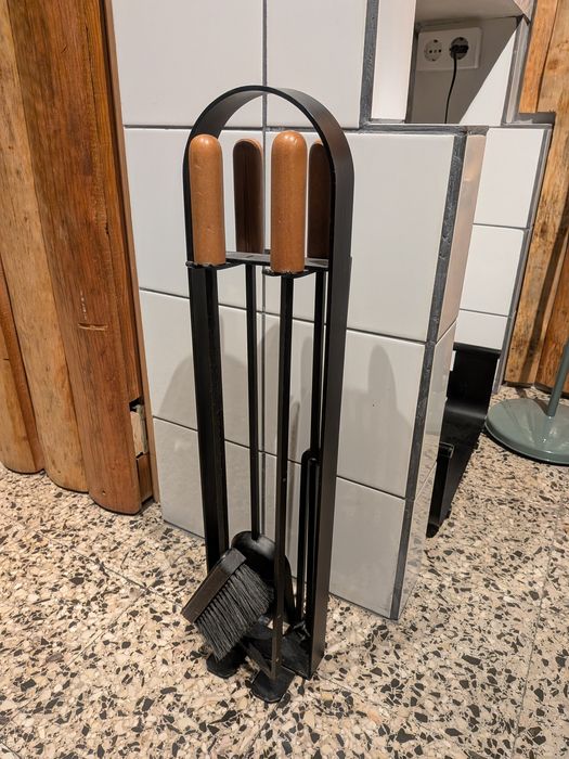 Conjunto de lareira preto + madeira