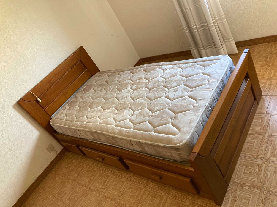 Cama de solteiro em madeira (com colchão)