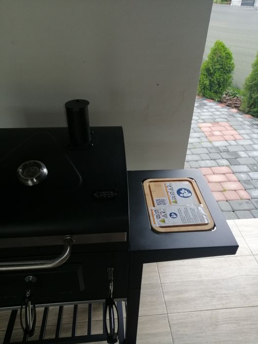 Grill węglowy *Meat Machine*-nowy.
