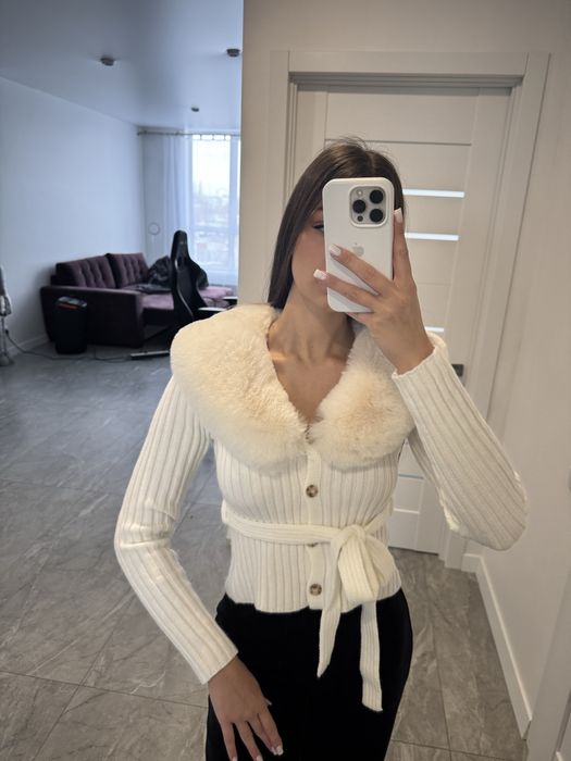 Кофтинка з пухнастим комірцем